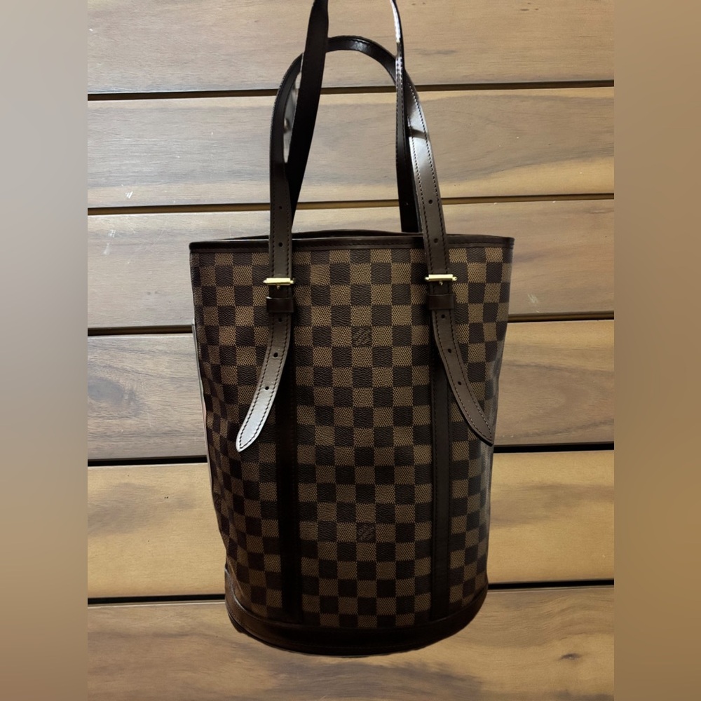 Louis Vuitton Vintage Damier Ebene Bucket

Measured at 13.25' length, 14", 8.25"
